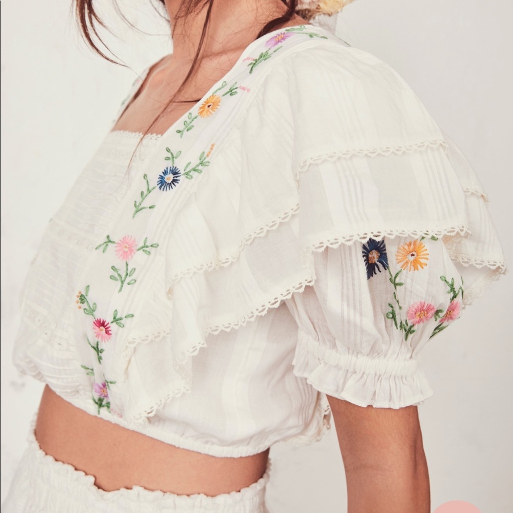 IN SEARCH OF LSF BETTY FLORAL EMBROIDERED TOP